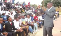  ?? ?? Cde Scot Sakupwanya teaches young fathers at the skills capacity developmen­t/Engagement organised by First Lady Dr Auxillia Mnangagwa in Mabvuku, Harare