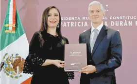  ??  ?? La alcaldesa de Naucalpan, Patricia Durán Reveles, y el gobernador del Estado de México, Alfredo del Mazo Maza, durante el Primer Informe de Gobierno de la edil.