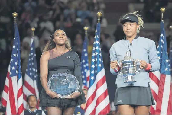  ??  ?? Naomi Osaka, una gran e histórica victoria ensombreci­da por el comportami­ento de Serena Williams con el árbitro. La nipona vivió una ceremonia de trofeos complicada, con abucheos FOTO: AP