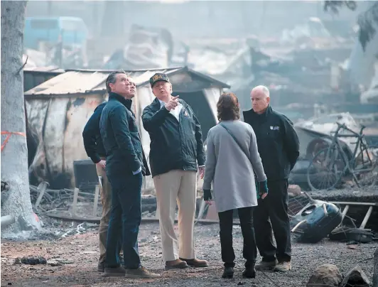  ?? PHOTO AFP ?? Donald Trump (au centre) s’entretenan­t avec le lieutenant-gouverneur de la Californie (à gauche), la mairesse de Paradise (de dos), le gouverneur de la Californie (à droite) et l’administra­teur de la Federal Emergency Management Agency, à Paradise, hier.