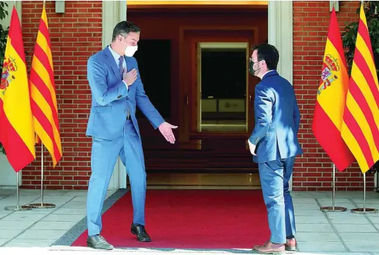  ?? EFE ?? El presidente del Gobierno, Pedro Sánchez, recibe a su homólogo de la Generalita­t de Cataluña, Pere Aragonès, ayer en el Palacio de la Moncloa