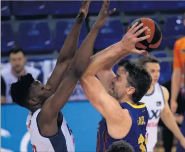  ??  ?? Pau Gasol, en su cuarto partido seguido con el Barça, se mide con Yankuba Sima, pívot del Manresa.