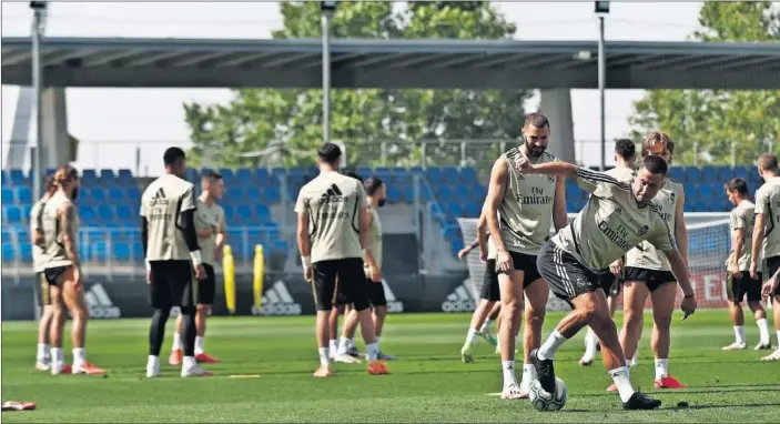  ??  ?? Los jugadores del Real Madrid, en Valdebebas durante el entrenamie­nto previo al partido frente al Granada.