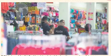  ?? GRACIELA SOLIS ?? EL 13 de junio pasado la policía fiscal decomisó camisetas de la sele en algunos comercios capitainos.