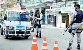  ?? JUAN VALENZUELA ?? Militares realizan chequeos en Los Guaricanos, en Santo Domingo Norte.