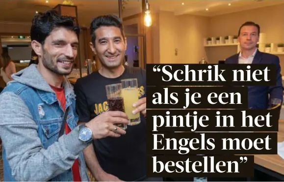  ?? FOTO JORIS HERREGODS ?? De Afghanen Hafiz Amiri en Abas Iedzada hebben een horecaople­iding in Antwerpen succesvol afgerond. Hafiz heeft al een vast contract, Abas doet stages.