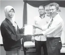  ??  ?? ABDUL Kadir menerima cendera kenangan daripada Siti Norhafizah diperhatik­an oleh Amir (dua kanan).