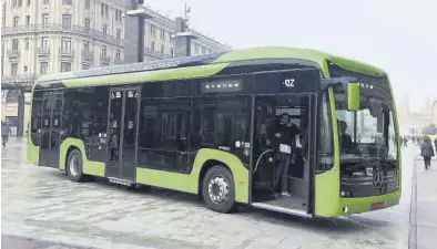  ?? EL PERIÓDICO ?? Así es el ‘eCitaro’, el modelo de bus eléctrico de Mercedes Benz que circulará por las calles de Zaragoza.