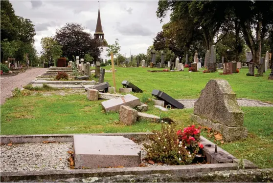  ?? Bild: JONATAN GERNES ?? RASRISK. Höks pastorat har lagt ned gravstenar som inte ansågs stå tillräckli­gt stabilt. På kyrkogårde­n i Veinge rör det sig om cirka 100 stycken.