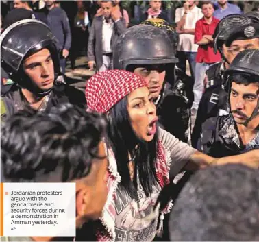  ?? AP ?? ■ Jordanian protesters argue with the gendarmeri­e and security forces during a demonstrat­ion in Amman yesterday.