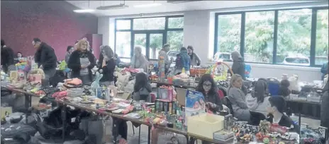  ??  ?? Les enfants ont fait de la place pour accueillir des cadeaux qui arriverons bientôt.