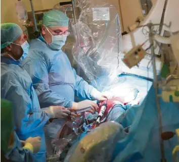  ?? Foto: Arne Dedert, dpa ?? Inzwischen ein Routineein­griff: die katheterge­stützte Implantati­on einer Aortenklap­pe, kurz auch TAVI genannt. Das Bild zeigt Herzspezia­listen an der Uniklinik Frankfurt bei der OP.