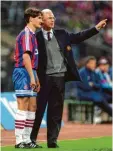  ?? Foto: imago ?? 1996 wechselte Bayern-Trainer Franz Beckenbaue­r den Allgäuer Dieter Frey im Endspiel um den UEFACup ein.