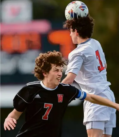  ?? TANNER PEARSON FOR THE GLOBE ?? Captain Owen Gallagher (left) and Winchester drew, 1-1, with Wakefield in boys’ soccer.