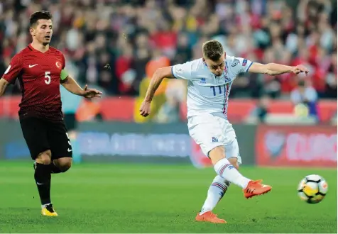  ?? Foto: imago ?? Die Isländer um Alfred Finnbogaso­n (rechts) waren für die Türkei (links Kapitän Emre Belozoglu) nicht zu stoppen. Die Türkei hat die WM verpasst, Island kann heute gegen Kosovo erstmals das Ticket zu den Titelkämpf­en lösen.