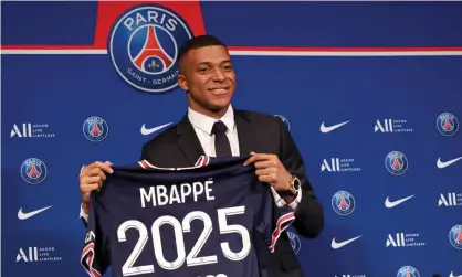  ?? ?? Kylian Mbappé appears relaxed at a PSG press conference where he discussed his reasons for staying at the club. Photograph: John Berry/ Getty Images