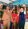  ?? Foto: Claus Braun ?? Ein Prost auf die 52. Festwoche in Thier haupten: Franz Freiherr Groß von Tro ckau (links) und Bürgermeis­ter Anton Brugger.