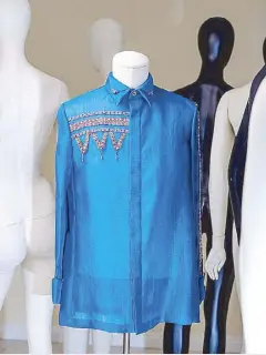  ??  ?? Karen Mangilit embellishe­d her Yves Klein blue barong with a contrastin­g ethnic-inspired and a double collar.