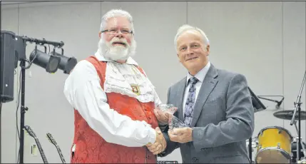  ?? Wendy elliott ?? Town crier Mark Molnar of Ontario takes first prize from Kings West MLA Leo Glavine on Sept. 17.