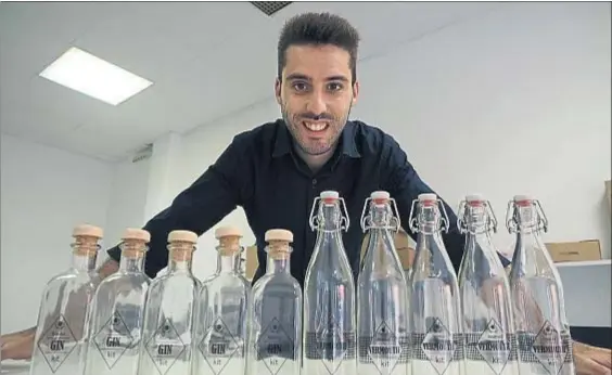  ?? PERE DURAN / NORD MEDIA ?? El empresario Ferran Bayón, en su almacén de Girona, donde guarda y monta los kits para elaborar ginebra y vermut casero