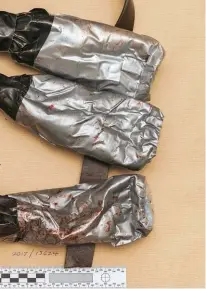  ??  ?? La falsa cintura esplosiva indossata da uno degli attentator­i del London Bridge, il 3 giugno scorso.