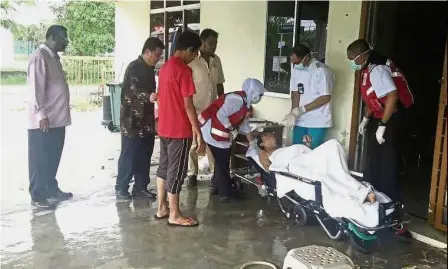  ??  ?? Well-deserved attention: Hospital personnel helping to bring Tang to Tengku Ampuan Afzan Hospital.
