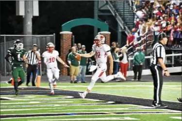  ?? BRITTANY CHAY — THE NEWS-HERALD ?? Mentor quarterbac­k Tadas Tatarunas scores a touchdown during the Cardinals’ 42-27 win at Strongsvil­le Sept. 15.