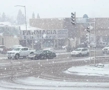  ?? ?? l Durante la mañana de ayer se pintó de blanco la ciudad de Cananea con una tupida nevada.