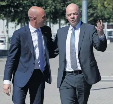  ??  ?? CUMBRE. Luis Rubiales y Gianni Infantino se verán hoy en Kigali, Ruanda.