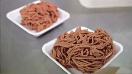  ?? CP FILE ?? Fresh ground beef is packed at a local butcher shop Oct. 1, 2012 in Levis Quebec. Canadians clearly demonstrat­e concern about food contaminat­ion and bacteria, but many don’t feel they’re personally responsibl­e for keeping themselves safe, according to...