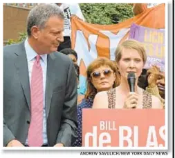  ?? ANDREW SAVULICH/NEW YORK DAILY NEWS ?? Mayor de Blasio joined Nixon and Susan Sarandon (center) for hospitals rally in 2013.