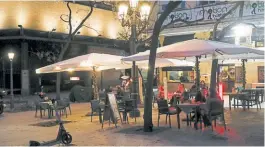  ??  ?? Distancias. Pocas personas en un bar, antes de la restricció­n.