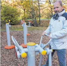  ?? FOTO: MICHAEL HOCHHEUSER ?? Hans Reisbeck war vor zwölf Jahren der Initiator für den Aufbau der Fitnessger­äte am Ententeich.