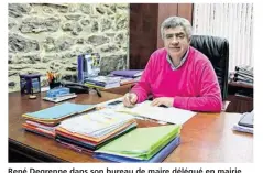  ??  ?? René Degrenne dans son bureau de maire délégué en mairie de Léhon.