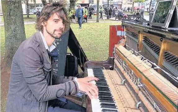  ?? Bristol Post / SWNS.com ?? > Luke Howard who set up a piano in College Green, Bristol, to play non-stop until the love of his life takes him back. Luke said it was his ‘last throw of the dice’ to win back his former girlfriend