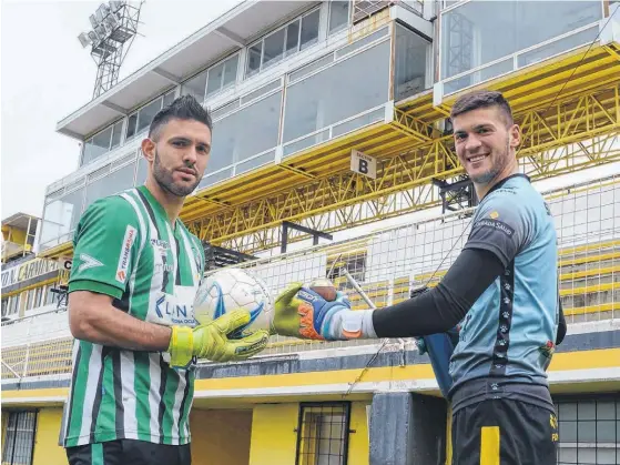  ?? FOTOS: RODRIGO GARCÍA-LA NUEVA. ?? EL mate, la pelota y una mañana distinta para Facundo Tavoliere y Guido Villar en el estadio Roberto Carminatti. Aceptaron la producción de La Nueva. y se rieron de lo lindo. Entre preguntas, respuestas y penales, los dos arqueros dejaron el mejor mensaje: "Que sea un clásico tranquilo y en paz".