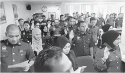  ??  ?? KOMITED: Kakitangan KPDNKK yang menyertai Majlis Lafaz IBR di Kuching semalam.