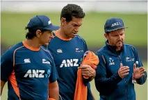  ?? STU FORSTER ?? Ross Taylor speaks with Black Caps physiother­apist Tommy Simsek, left, and coach Mike Hesson after testing his injured thigh on Friday.