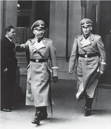  ??  ?? TAL PARA CUAL. Heydrich se convirtió en el hombre de confianza del jefe de las SS y la Gestapo, Himmler, con el que le vemos aquí saliendo del Hotel Metropol de Viena en 1938.