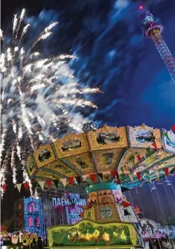  ?? Foto: Ulrich Wagner ?? Beim Feuerwerk bietet sich den Zuschauern ein schönes Spektakel über dem Plärrer himmel.