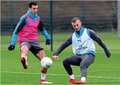  ?? GETTY IMAGES ?? New boy: Mkhitaryan (left) and Wilshere train
