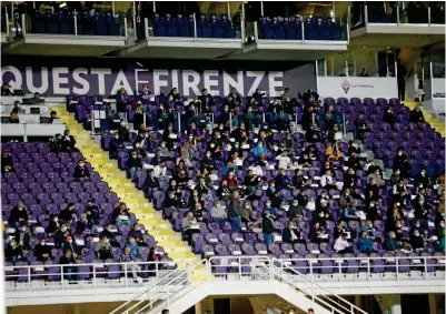  ??  ?? ACOMPAÑADO­S. Público presente en el Estadio Artemio Franchi, casa de la Fiorentina, en el partido de la jornada pasada.