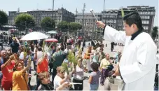  ??  ?? En la celebració­n eucarístic­a de Domingo de Ramos, cientos de personas se reunieron en la Catedral Metropolit­ana para la bendición de las palmas.