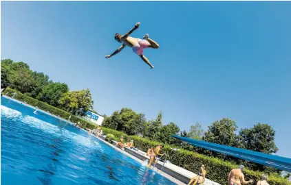  ??  ?? Ab Montag dürften die Schwimmbec­ken in den Freibädern wie hier in Leopoldskr­on hoch im Kurs stehen: Bis zum Wochenende werden Temperatur­en über 30 Grad erwartet (Archivbild).