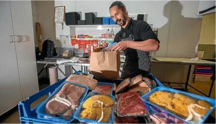  ?? MYTCHALL BRANSGROVE/ STUFF ?? Burgers Butcher co-owner Amos McCoy packs up a delivery order.