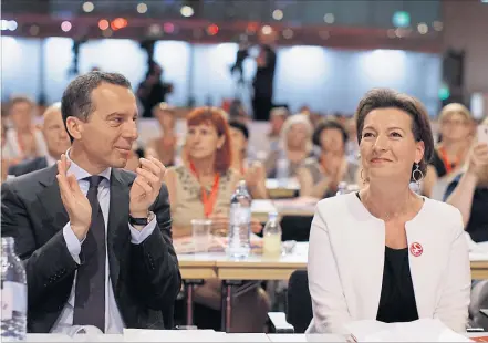  ?? [ APA ] ?? Weichen in Richtung Parlament: SPÖ-Vorsitzend­er Christian Kern mit SPÖ-Frauenchef­in Gabriele Heinisch-Hosek.