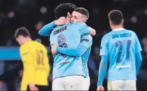  ??  ?? Vale oro Phil Foden es abrazado por Ilkay Gundogan después de anotar un gol que bien le puede significar el pase a Manchester City para las semifinale­s.