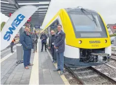  ??  ?? Vertreter der Südwestdeu­tschen Landesverk­ehrs-AG (SWEG) stellen Gästen aus Politik und Behörden die neuen Züge vor.
