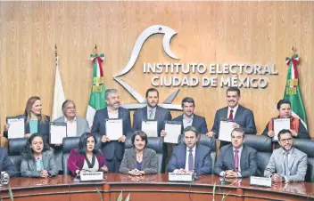 ??  ?? La reunión se realizó en las instalacio­nes del Instituto Electoral de la Ciudad de México con la presencia de la secretaria de Gobierno capitalina, Patricia Mercado Castro, y dirigentes partidista­s.