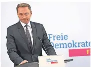  ?? FOTO: DPA ?? FDP-Chef Christian Lindner bei der Bekanntgab­e der Entscheidu­ng, mit SPD und Grünen in Koalitions­verhandlun­gen einzutrete­n.